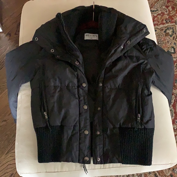 DELIA’S COAT - Picture 5 of 6